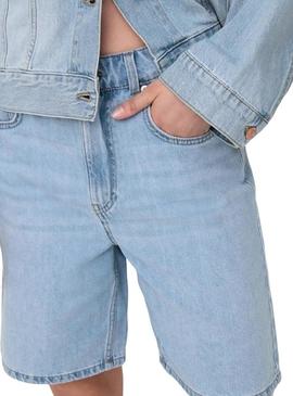 Bermuda Only Robyn em denim azul claro para mulher.