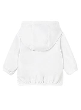 Corta-vento reversível Mayoral branco para bebê.