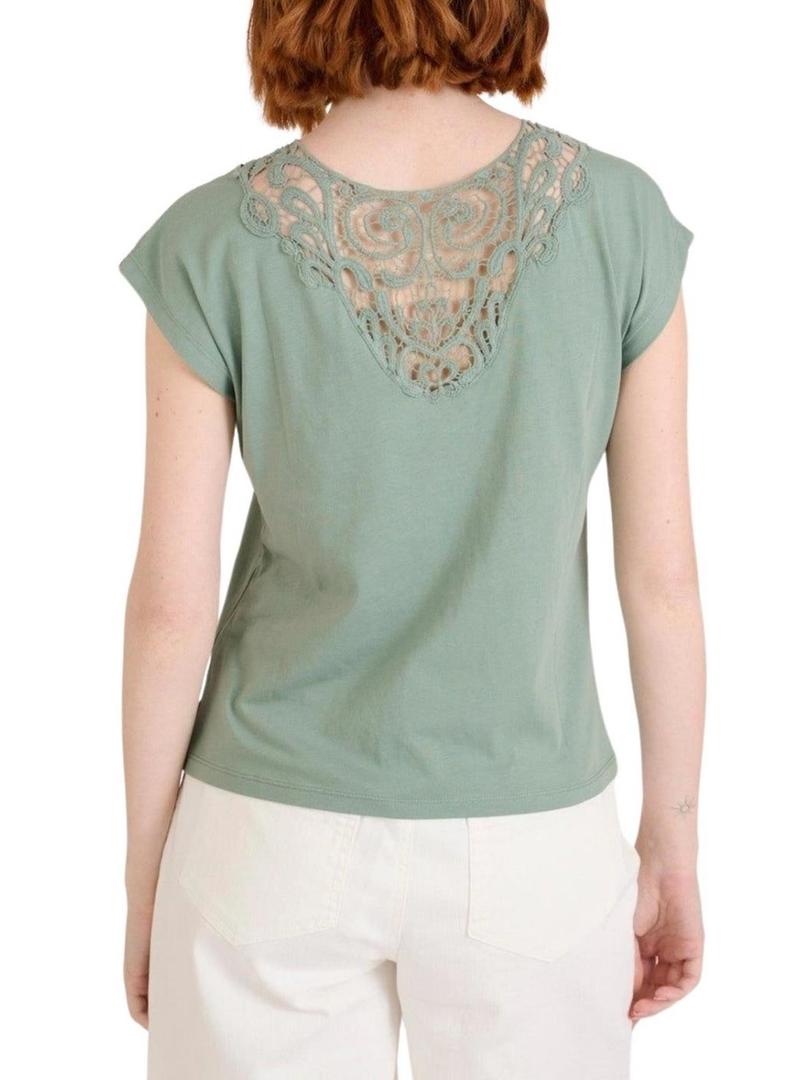 Camiseta Naf Naf com renda verde para mulher.