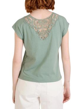 Camiseta Naf Naf com renda verde para mulher.