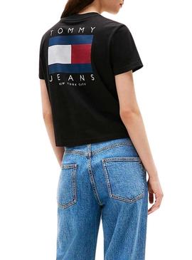 Camiseta Tommy Jeans Flag preta para mulher.