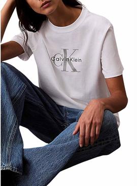 Camiseta Calvin Klein Jeans Hero branca para mulher.