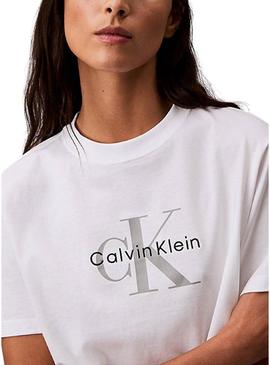 Camiseta Calvin Klein Jeans Hero branca para mulher.