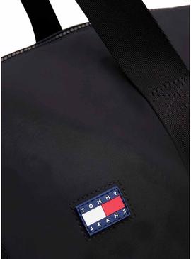 Bolsa Tommy Jeans Urban Duffle preta esportiva para mulher e homem.