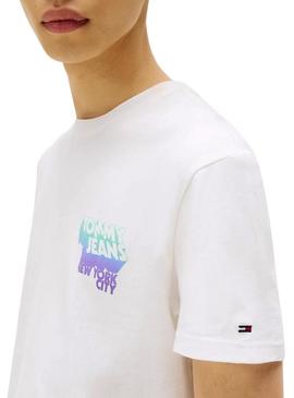 Camiseta Tommy Jeans Stack Backprint branca para homem.
