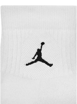 Pacote com três pares de meias Jordan Everyday brancas para homens.