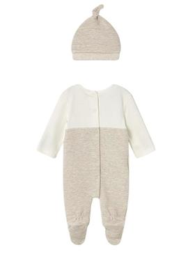 Macacão Mayoral de bebê, colete e boné bege.