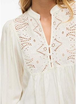 Blusa Vila Vityra de renda bege para mulher.