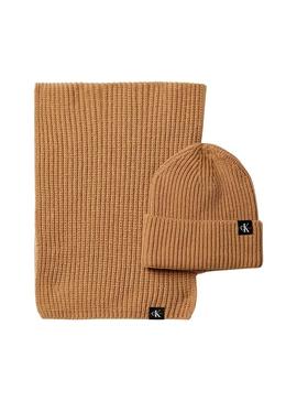 Conjunto de gorro e cachecol Calvin Klein cor de camelo para crianças.