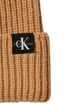 Conjunto de gorro e cachecol Calvin Klein cor de camelo para crianças.