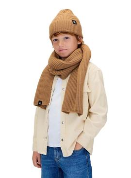 Conjunto de gorro e cachecol Calvin Klein cor de camelo para crianças.