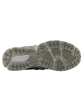 Sapatilhas New Balance U1960 cinza e preto para homens.