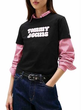 Camiseta Tommy Jeans Essential Logo preto para mulher.