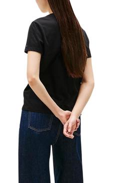 Camiseta Tommy Jeans Essential Logo preto para mulher.