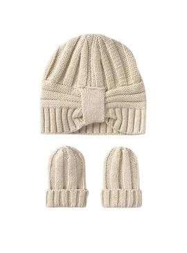 Conjunto Mayoral touca e luvas bege para bebê.