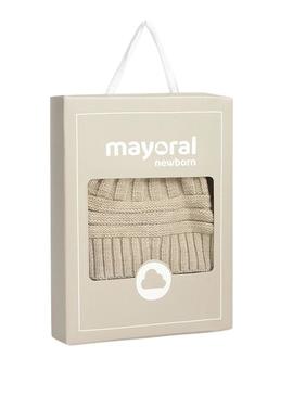 Conjunto Mayoral touca e luvas bege para bebê.