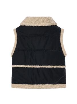 Colete Mayoral com contrastes em pele de carneiro preta para menina.