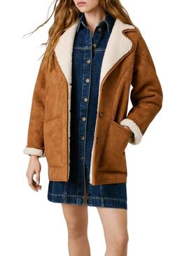 Casaco Pepe Jeans Teresa camel com forro de borrego para mulher.
