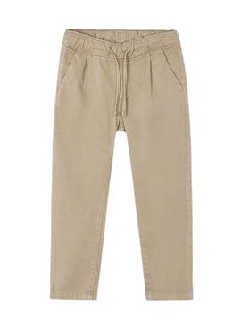 Calça chino Mayoral jogger tostada para criança.