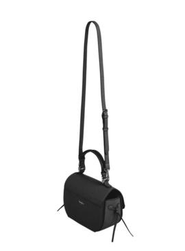 Bolsa Pepe Jeans Amber com aba preta com logotipo para mulher.