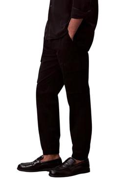 Calça cargo Calvin Klein Jeans preta para homem.