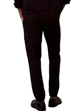 Calça cargo Calvin Klein Jeans preta para homem.