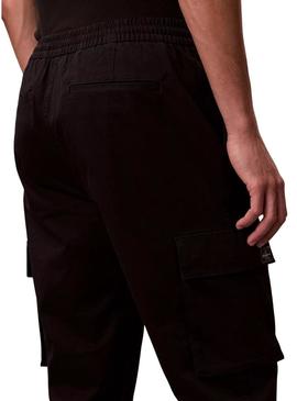 Calça cargo Calvin Klein Jeans preta para homem.