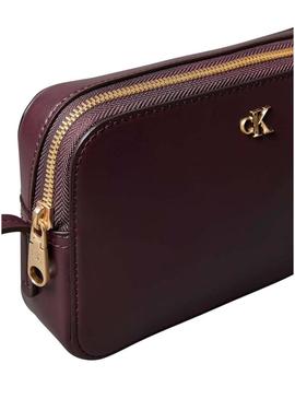 Bolsa Calvin Klein Monograma bordô para mulher.