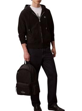 Mochila Calvin Klein monograma preta de nylon para homem.