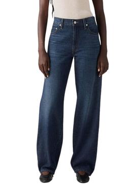 Calça jeans Levis Baggy Dad escura para mulher.