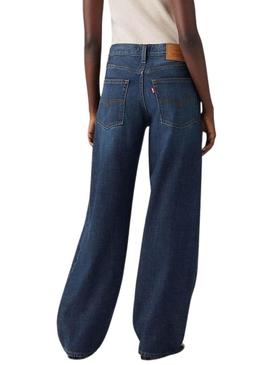 Calça jeans Levis Baggy Dad escura para mulher.