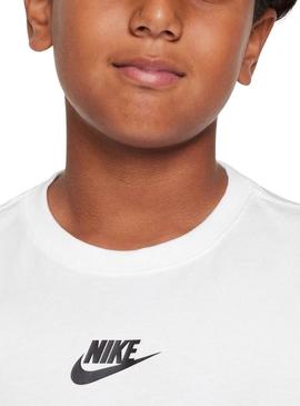 Camiseta Nike Sportswear branca para criança.