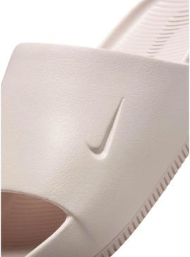 Chinelos Nike Calm bege para mulher.