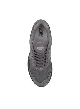 Sapatilhas New Balance U2002R roxas e pretas para homem.
