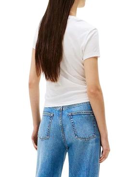 Camiseta Tommy Jeans Ess Logo branca para mulher.