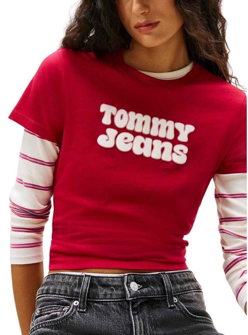 Camiseta Tommy Jeans Essential vermelha para mulher.