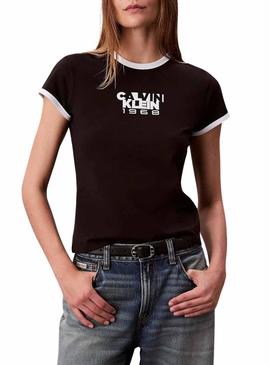 Camiseta Calvin Klein 1968 Graphic Baby preta para mulher.
