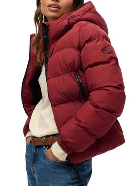 Casaco Superdry Hooded Sports Puffer acolchoado granate para mulher.