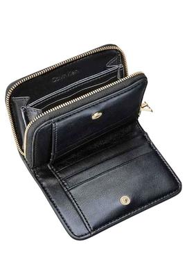 Carteira Calvin Klein média com aba preta para mulher.