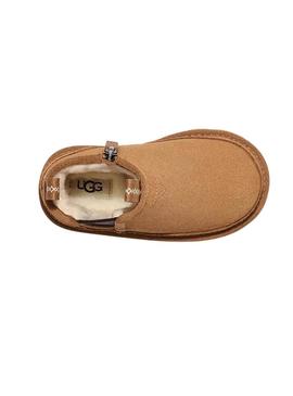Botas UGG Neumel em camelo para criança.