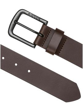 Cinto Levis fivela metálica Seine marrom para homem.