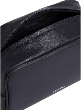 Necessaire Calvin Klein Jeans CK Must preto para homem.