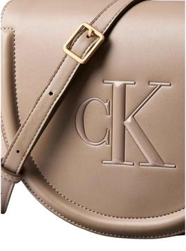 Bolsa Calvin Klein Jeans Bold Saddle bege para mulher