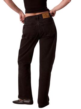 Calça jeans Calvin Klein Jeans Essential Straight preta para mulher.