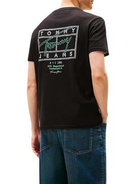Camiseta Tommy Jeans Sign Spray preta para homem.