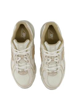 Sapatilhas New Balance U740 bege para mulher.