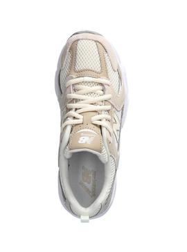 Sapatilhas New Balance GR530 bege para menina.