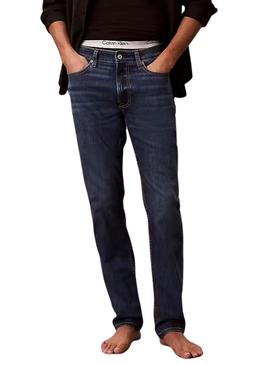 Calça jeans Calvin Klein Irving azul marinho para homem.