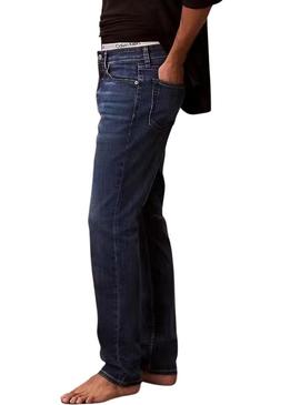 Calça jeans Calvin Klein Irving azul marinho para homem.