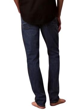 Calça jeans Calvin Klein Irving azul marinho para homem.
